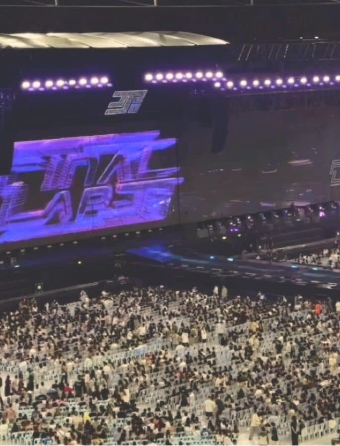 Chiou Ying — Lost in a stadium concert