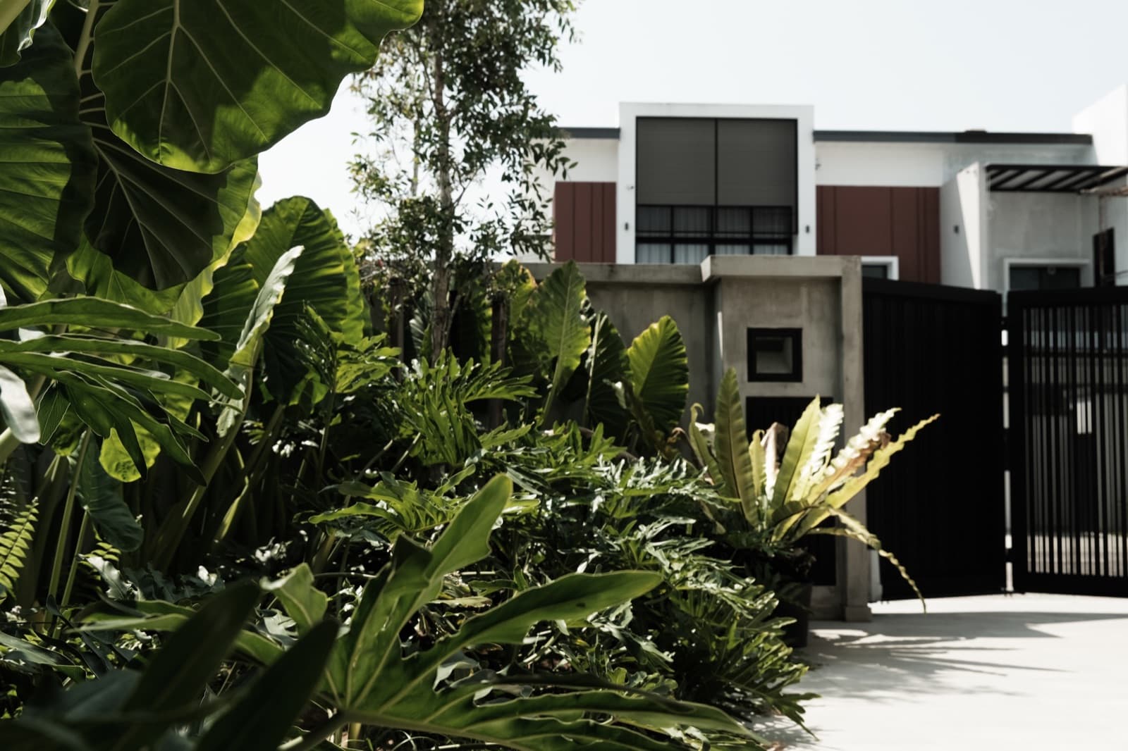 Taman Gaya Cluster — Cluster House interior design & renovation by SPAZEHAUS in Taman Gaya, Johor Bahru, materials and textures