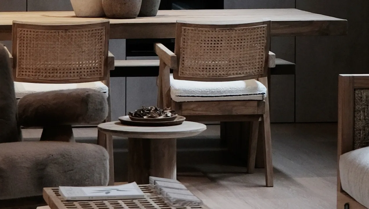 Feature Wall, Texture Wall, Furniture Material, Lighting Ambience, Natural Sunlight, Decoration